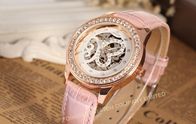 アナログの太字レディース腕時計の革ピンクの方法手の風の機械腕時計