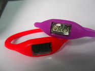 女の子/男の子のための LCD スクリーンが付いている赤い/紫色のスポーツのケイ素の歩数計の腕時計