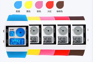2 5 つの色のバックライトが付いている時間帯のスポーツの Mutifunction デジタルの腕時計のプラスチック革紐