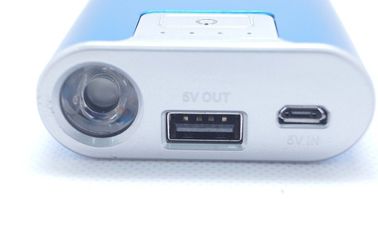 デジタル カメラの金属 USB LED のトーチが付いている携帯用力銀行 6600mAh