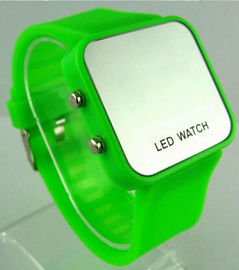 プラスチック ケース時間と日付が付いているガラス スクリーン LED デジタルの腕時計は作用します