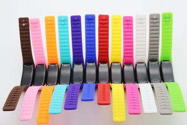 磁石のバックルのスポーツのブレスレットが付いているプラスチック ケース LED デジタルの腕時計